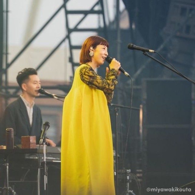 夫婦デュオ・ハンバートハンバートの佐藤良成さん（左）と佐野遊穂さん＝島根県出雲市内（ｍｉｙａｗａｋｉｋｏｕｔａ撮影）