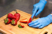 ビニール手袋を使う際の裏ワザ！※画像はイメージです（Margarita SoulRay/stock.adobe.com）
