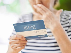 死亡退職金は受取人の財産になる？ それとも相続財産か？　相続税の扱いや注意点も解説