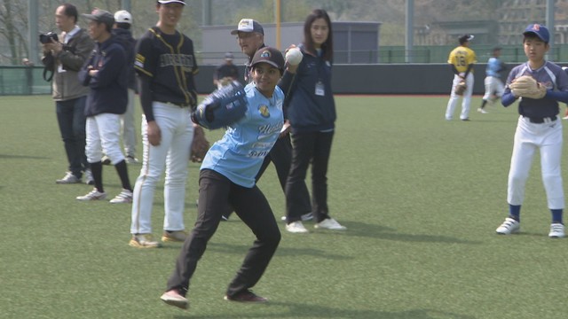 ホンジュラスの女子ソフト選手　岡山の小中学生と交流