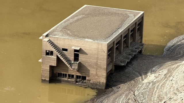 2階部分まであらわになった渇水の象徴・旧大川村役場　2月20日撮影