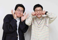 サンシャイン水族館からのコントライブにちなみ、魚のマネをする男性ブランコ・浦井のりひろ（左）と平井まさあき