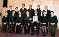 真屋順子さんのお別れの会に出席した（前列左から）若原瞳、西沢祐一郎氏、見栄晴、萩本欽一、高津健一郎氏、倉沢淳美、高橋真美、（後列左から）関根勤、叶和貴子、前川清、細川たかし、鳥居かほり、小堺一機
