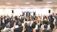 再選を決めた池田豊人氏　30日午後8時すぎ
