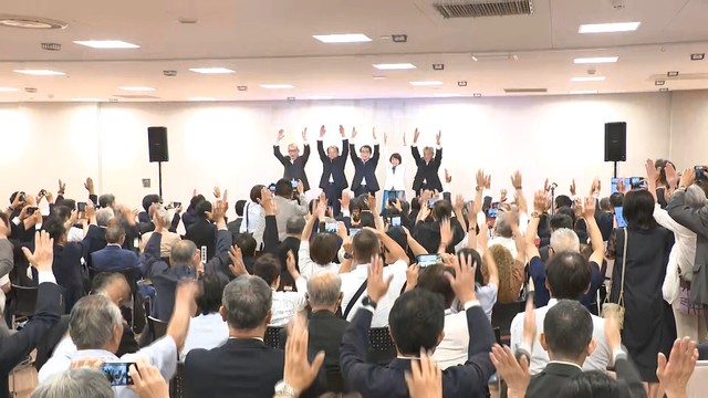 再選を決めた池田豊人氏　30日午後8時すぎ