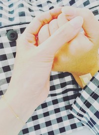 母親は毎日リハビリに付き添い、小さな反応や表情の変化を見逃さないようにしていた