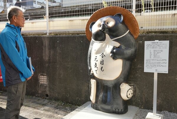 ＪＲ南草津駅前にお目見えした信楽焼たぬきの置物（草津市野路１丁目）