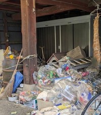 現場で立ち尽くしたという関係者。ゴミの山の中で猫たちは死んでいったのか…（動物愛護団体提供）