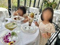 子どもたちは母の勉強を応援！　一緒にテーブルで勉強することも（むぎナスさんのXより）