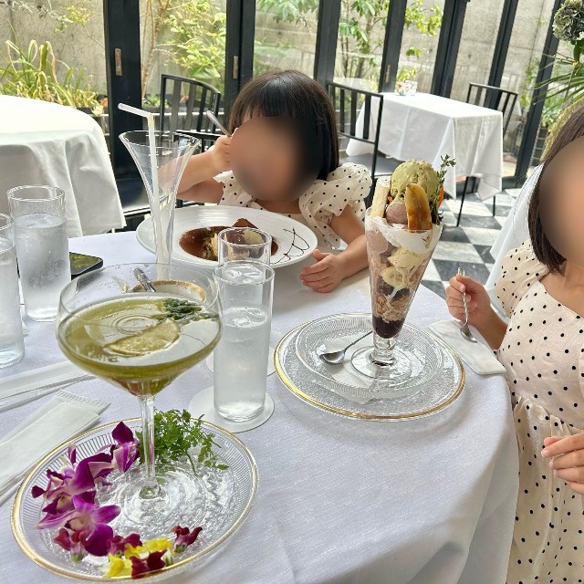 子どもたちは母の勉強を応援！　一緒にテーブルで勉強することも（むぎナスさんのXより）