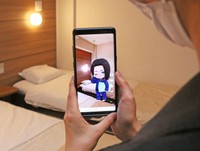 室内でスマートフォンをかざすと、画面にキャラクターが現れる＝スーパーホテルなんば・日本橋