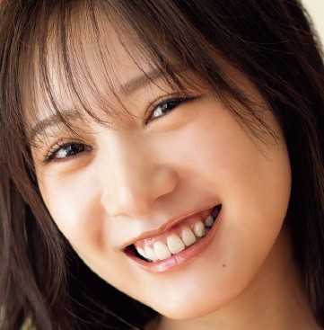 横野すみれが表紙を飾った「週刊FLASH」3月４日発売号表紙(C)光文社／週刊FLASH