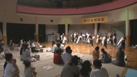 中学生がダンスを披露