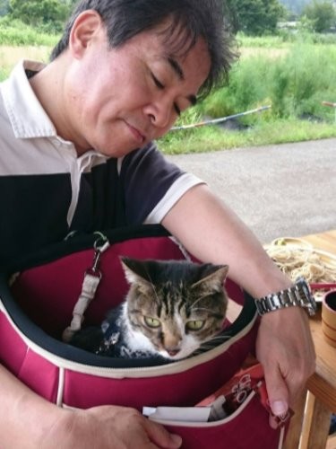 白馬のお蕎麦屋さんにて（ペットＯＫのテラス席、リードをつけています）「風が気持ちよいね」