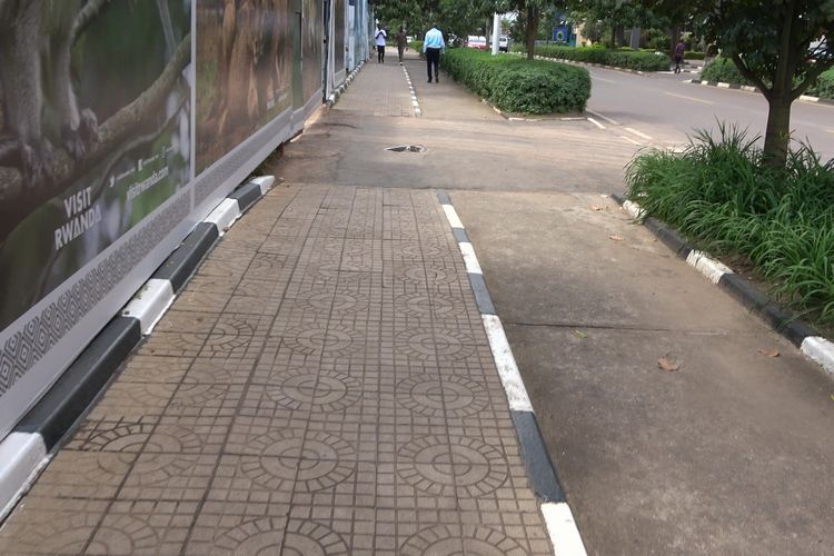 キガリ市中心部の歩道。ゴミが全く落ちていなかった