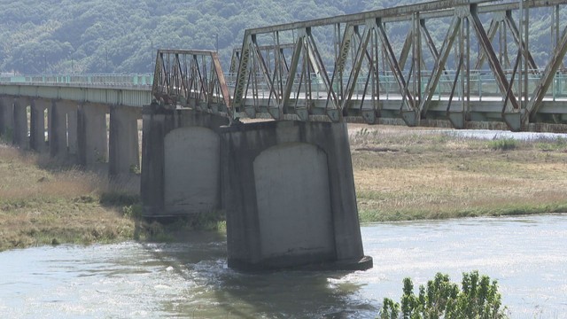 新川辺橋に張り出し型の歩道を新設の方針　大雨の影響で傾いた川辺橋は撤去へ　岡山県