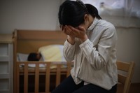 子育てに悩む母親※画像はイメージです（yamasan/stock.adobe.com）