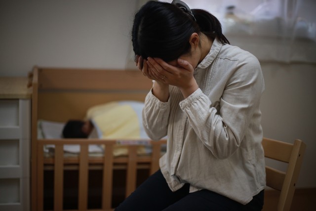 子育てに悩む母親※画像はイメージです（yamasan/stock.adobe.com）