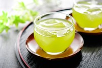 冷たい緑茶（K/stock.adobe.com)