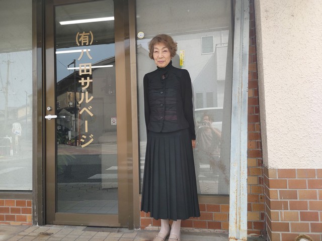 伝書バトの救出に協力した八田サルベージの八田敦子さん（京都府南丹市）