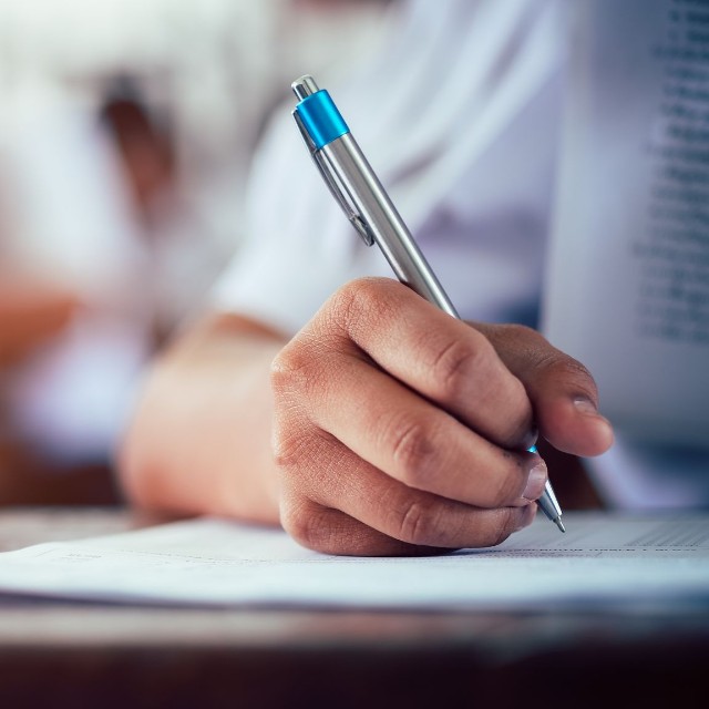 採点結果を見直す中で、わずかな違和感に気づく瞬間もある　※この画像はイメージです（arrowsmith2/stock.adobe.com）