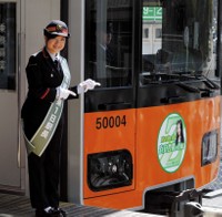 一日駅長を務めた有安杏果さん