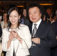 夫婦でパーティーに出席する篠山紀信（右）と南沙織＝2006年