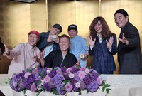 玉袋筋太郎（前列中央）を祝福する（後列左から）スチャダラパーのBose、ANI、SHINCO、タブレット純、ピエール瀧＝東京・明治記念館