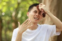 タオルで汗を拭う男性※画像はイメージです（yamasan/stock.adobe.com）