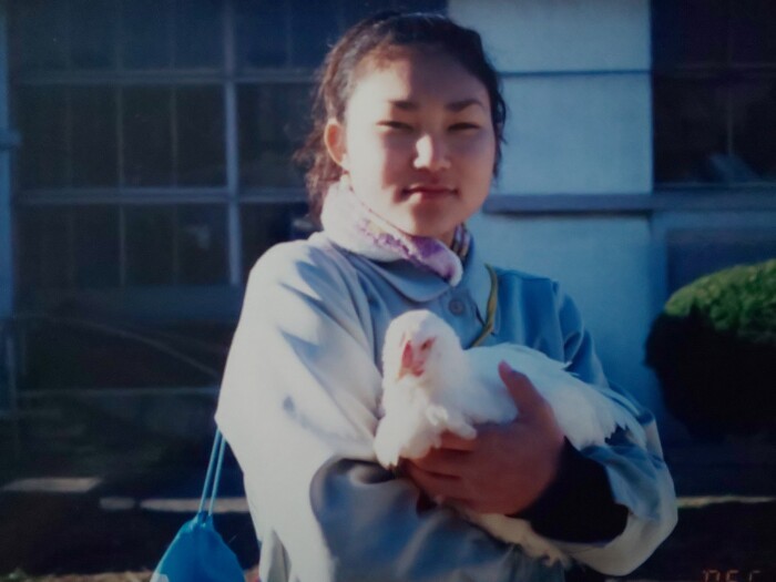 １年生の時飼育した鶏の「きよはる」と（梶さん提供）