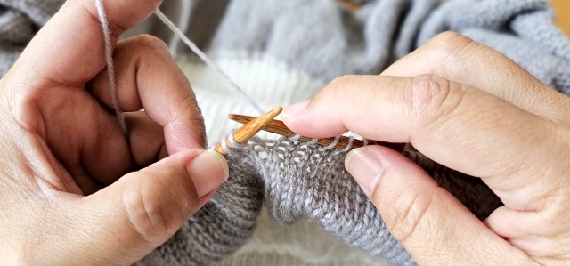 おばあちゃんは、いろんな服を作ってくれたという（photoACより「えび天とかしわ天」さん撮影、イメージ画像）