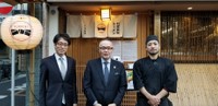 「利尻昆布ラーメン くろおび」の前に立つ(左から)オーナーの竹田恒泰氏、小川泰平氏、竹本圭佑店長