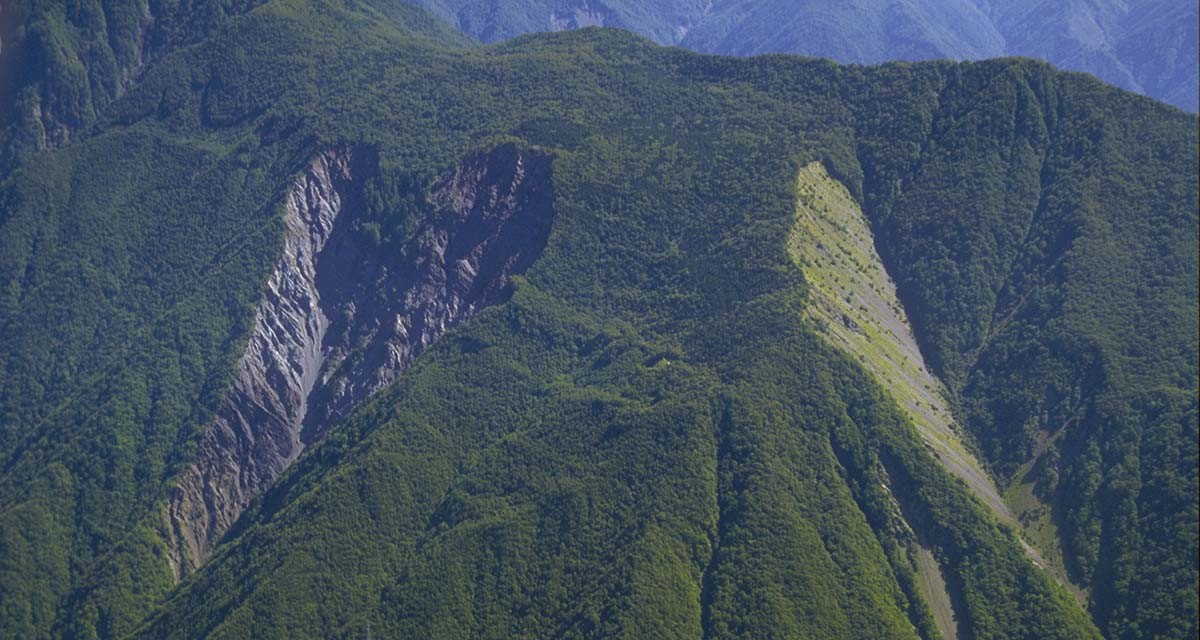 日本や世界の地すべり地形・山体崩壊を空から見る。〜斜面災害を知り