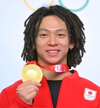 金メダルを手にフォトセッションに応じる平野歩夢