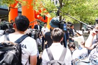 多くの報道陣に囲まれる石丸伸二氏（中央）