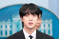米ホワイトハウスの定例会見で記者団に韓国語で話すBTSのJINさん