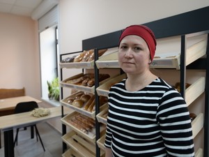 亡き人の思いを継いでパン屋を　リビウの駅前広場には飼い犬・飼い猫置き去り