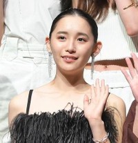 カメラに向かって手を振る浅川梨奈＝東京都渋谷区のＷＩＴＨ　ＨＡＲＡＪＵＫＵ　ＨＡＬＬ（撮影・堀内翔）