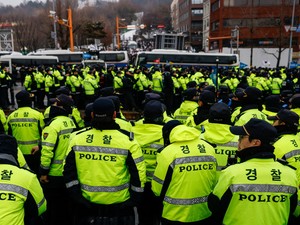 大統領の訴追めぐり混乱続く韓国　野党議員「これはソフトな革命」日韓関係への影響は