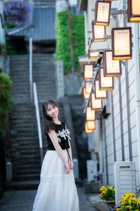 STU48・内海里音1st写真集から（撮影：佐藤佑一、株式会社KADOKAWA）
