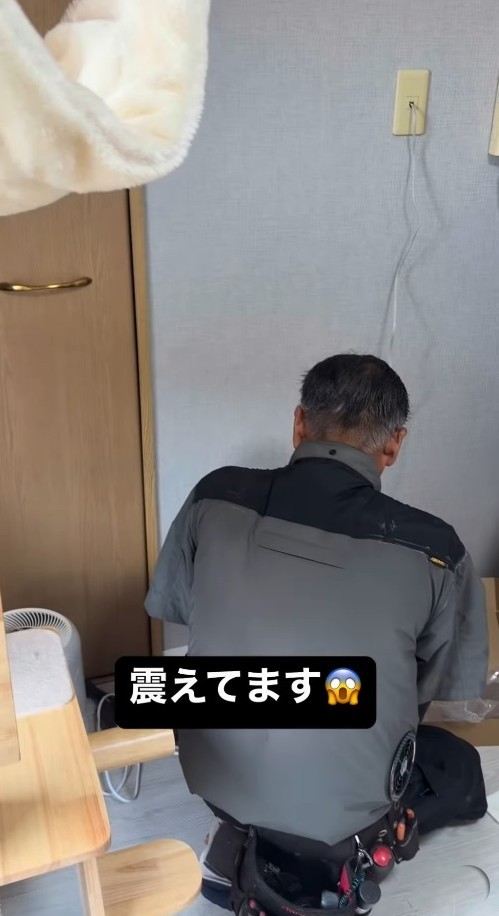 インターネット接続のため、作業をしているおじさん（飼い主さん提供、Instagramよりキャプチャ撮影）