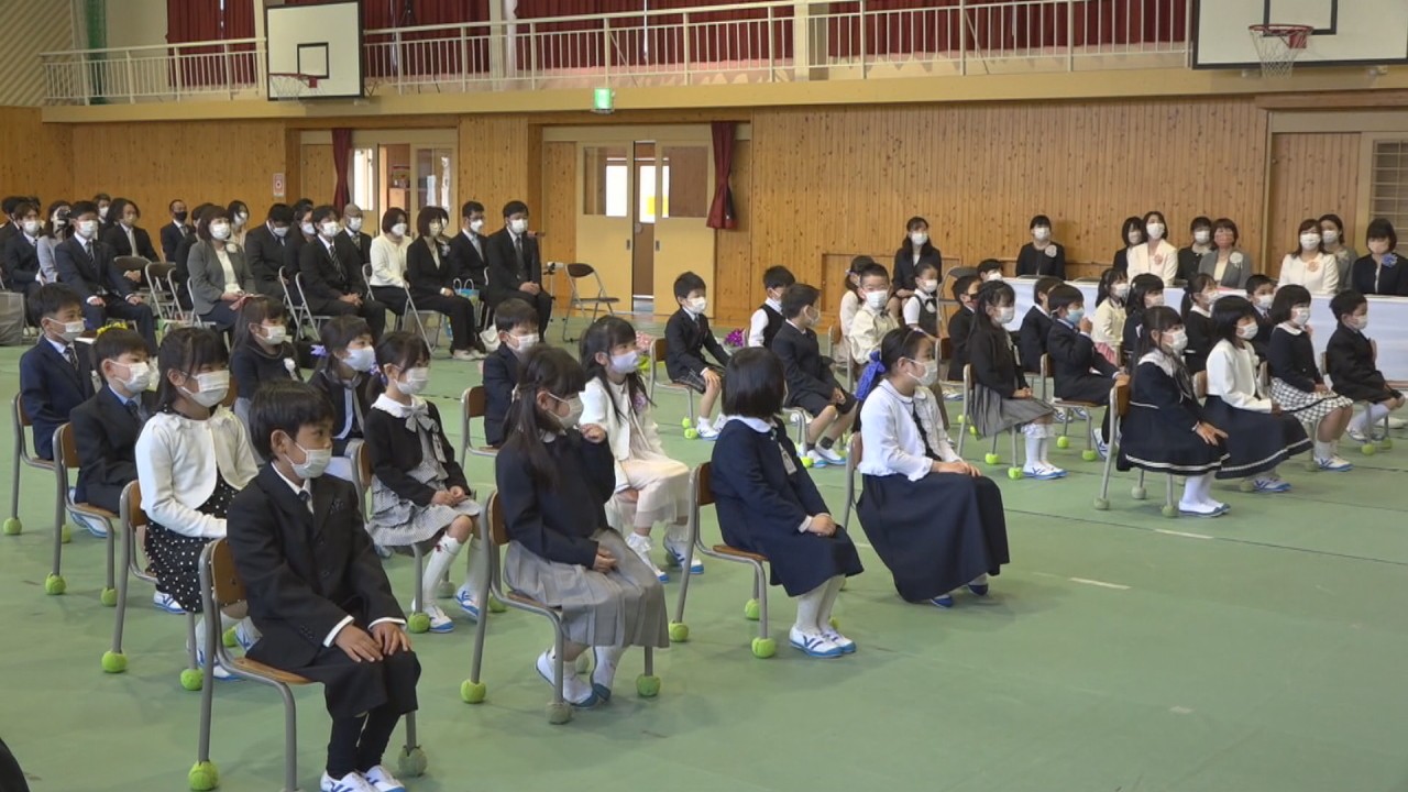 岡山県内11市町村の小学校で入学式 保護者に見守られ元気いっぱい
