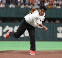 187センチの長身からストライクを投じる中澤佑二さん＝東京ドーム
