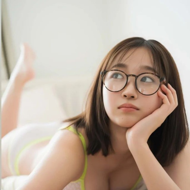 ちばひなの写真集『Brand New Diary』 (撮影:HIROKAZU)