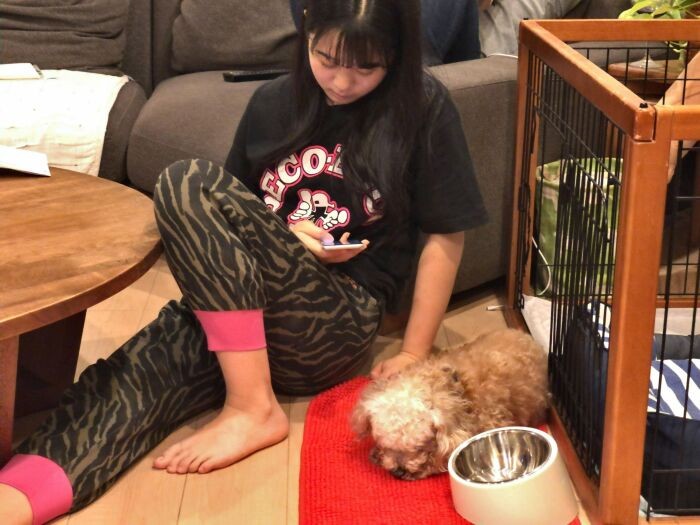 ホストファミリーの娘さんとリラックスタイム。動物が安らぐ姿は、人間側に深い癒やしを与えます。動物をなでることでストレスが減る、免疫力が増す、というエビデンスも出ています。ペットはいるだけで計り知れない効力を人へ与えてくれるんですよ