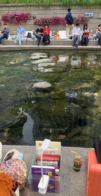 ドリンクを飲みながら優雅に読書。カップルで読書する姿もよく見られる（キウ井さん提供）
