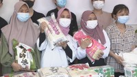 「支援米」を受け取った外国人留学生
