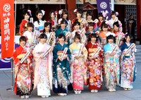2015年、成人式を迎えたAKB48グループの（前列左から）小谷里歩、岩佐美咲、武藤十夢、川栄李奈、多田愛佳、岩永亞美、上西恵、（中列左から）小嶋菜月、斉藤真木子、坂口理子、岩立沙穂、山内鈴蘭、小笠原茉由、加藤るみ（後列左から）大段舞依、岸野里香、井尻晏菜、上枝恵美加、山岸奈津美、河野早紀、山田麻莉奈、太田奈緒＝東京・神田