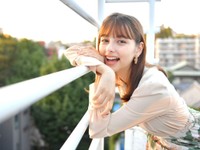 ポーズを取って笑顔を見せる嵐莉菜