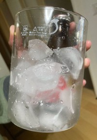 透明な容器に氷と好きな飲み物（ここではオロナミンC）を入れ、机に置き、氷が溶けきるまで勉強するという方法　※ジュンさん提供